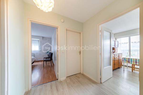 *** METZ, à proximité immédiate de l'A31 et des commodités ***
*** APPARTEMENT 3 PIECES DE 78M2 / TRES BON ETAT / 2 CHAMBRES / LUMINEUX / BALCONS / CAVE / PLACE DE STATIONNEMENT PRIVATIVE / RESIDENCE SECURISEE ET PARFAITEMENT ENTRETENUE ***

A savoir: chauffage collectif gaz, charges d'un montant de 210 euros par mois comprenant tout sauf votre électricité.

A prévoir: l'appartement est en simple vitrage.