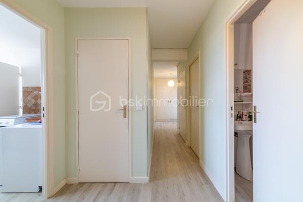 *** METZ, à proximité immédiate de l'A31 et des commodités ***
*** APPARTEMENT 3 PIECES DE 78M2 / TRES BON ETAT / 2 CHAMBRES / LUMINEUX / BALCONS / CAVE / PLACE DE STATIONNEMENT PRIVATIVE / RESIDENCE SECURISEE ET PARFAITEMENT ENTRETENUE ***

A savoir: chauffage collectif gaz, charges d'un montant de 210 euros par mois comprenant tout sauf votre électricité.

A prévoir: l'appartement est en simple vitrage.