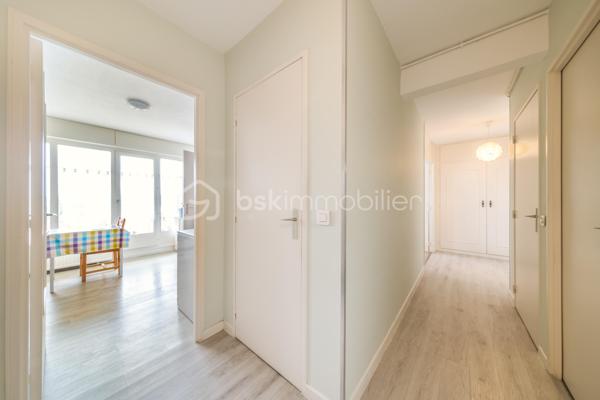 *** METZ, à proximité immédiate de l'A31 et des commodités ***
*** APPARTEMENT 3 PIECES DE 78M2 / TRES BON ETAT / 2 CHAMBRES / LUMINEUX / BALCONS / CAVE / PLACE DE STATIONNEMENT PRIVATIVE / RESIDENCE SECURISEE ET PARFAITEMENT ENTRETENUE ***

A savoir: chauffage collectif gaz, charges d'un montant de 210 euros par mois comprenant tout sauf votre électricité.

A prévoir: l'appartement est en simple vitrage.
