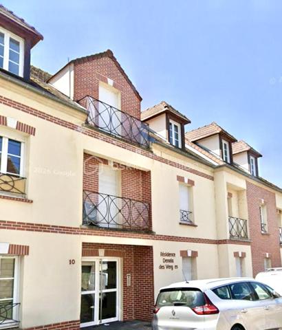 En centre ville de Beauvais avec le centre commercial du Jeu de Paume au bout de la rue, ce grand T2 au second étage d'une belle résidence sécurisée avec place de parking privative, constitue une opportunité d'investissement locatif rare ou d'un premier projet de résidence principal (vendu libre d'occupation).
Entrée sur une spacieuse pièce de vie avec cuisine ouverte. Une partie mansardée d'un seul côté ajoute au charme de l'appartement.
Une chambre, ainsi qu'une salle de bain et WC indépendant complètent ce bien.
La surface au sol est de 53m² (42 m² loi carrez) .
Interphone, badge d'accès immeuble et ascenseur.
Résidence très bien tenue.
Parking