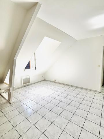 En centre ville de Beauvais avec le centre commercial du Jeu de Paume au bout de la rue, ce grand T2 au second étage d'une belle résidence sécurisée avec place de parking privative, constitue une opportunité d'investissement locatif rare ou d'un premier projet de résidence principal (vendu libre d'occupation).
Entrée sur une spacieuse pièce de vie avec cuisine ouverte. Une partie mansardée d'un seul côté ajoute au charme de l'appartement.
Une chambre, ainsi qu'une salle de bain et WC indépendant complètent ce bien.
La surface au sol est de 53m² (42 m² loi carrez) .
Interphone, badge d'accès immeuble et ascenseur.
Résidence très bien tenue.
Parking