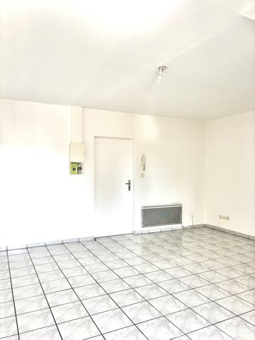 En centre ville de Beauvais avec le centre commercial du Jeu de Paume au bout de la rue, ce grand T2 au second étage d'une belle résidence sécurisée avec place de parking privative, constitue une opportunité d'investissement locatif rare ou d'un premier projet de résidence principal (vendu libre d'occupation).
Entrée sur une spacieuse pièce de vie avec cuisine ouverte. Une partie mansardée d'un seul côté ajoute au charme de l'appartement.
Une chambre, ainsi qu'une salle de bain et WC indépendant complètent ce bien.
La surface au sol est de 53m² (42 m² loi carrez) .
Interphone, badge d'accès immeuble et ascenseur.
Résidence très bien tenue.
Parking