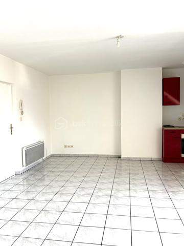 En centre ville de Beauvais avec le centre commercial du Jeu de Paume au bout de la rue, ce grand T2 au second étage d'une belle résidence sécurisée avec place de parking privative, constitue une opportunité d'investissement locatif rare ou d'un premier projet de résidence principal (vendu libre d'occupation).
Entrée sur une spacieuse pièce de vie avec cuisine ouverte. Une partie mansardée d'un seul côté ajoute au charme de l'appartement.
Une chambre, ainsi qu'une salle de bain et WC indépendant complètent ce bien.
La surface au sol est de 53m² (42 m² loi carrez) .
Interphone, badge d'accès immeuble et ascenseur.
Résidence très bien tenue.
Parking