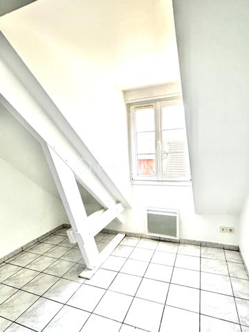 En centre ville de Beauvais avec le centre commercial du Jeu de Paume au bout de la rue, ce grand T2 au second étage d'une belle résidence sécurisée avec place de parking privative, constitue une opportunité d'investissement locatif rare ou d'un premier projet de résidence principal (vendu libre d'occupation).
Entrée sur une spacieuse pièce de vie avec cuisine ouverte. Une partie mansardée d'un seul côté ajoute au charme de l'appartement.
Une chambre, ainsi qu'une salle de bain et WC indépendant complètent ce bien.
La surface au sol est de 53m² (42 m² loi carrez) .
Interphone, badge d'accès immeuble et ascenseur.
Résidence très bien tenue.
Parking
