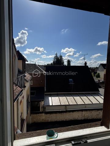 En centre ville de Beauvais avec le centre commercial du Jeu de Paume au bout de la rue, ce grand T2 au second étage d'une belle résidence sécurisée avec place de parking privative, constitue une opportunité d'investissement locatif rare ou d'un premier projet de résidence principal (vendu libre d'occupation).
Entrée sur une spacieuse pièce de vie avec cuisine ouverte. Une partie mansardée d'un seul côté ajoute au charme de l'appartement.
Une chambre, ainsi qu'une salle de bain et WC indépendant complètent ce bien.
La surface au sol est de 53m² (42 m² loi carrez) .
Interphone, badge d'accès immeuble et ascenseur.
Résidence très bien tenue.
Parking