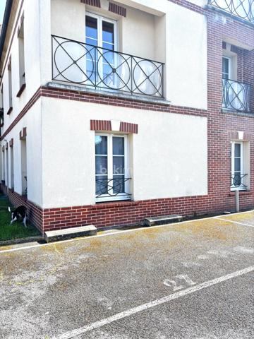 En centre ville de Beauvais avec le centre commercial du Jeu de Paume au bout de la rue, ce grand T2 au second étage d'une belle résidence sécurisée avec place de parking privative, constitue une opportunité d'investissement locatif rare ou d'un premier projet de résidence principal (vendu libre d'occupation).
Entrée sur une spacieuse pièce de vie avec cuisine ouverte. Une partie mansardée d'un seul côté ajoute au charme de l'appartement.
Une chambre, ainsi qu'une salle de bain et WC indépendant complètent ce bien.
La surface au sol est de 53m² (42 m² loi carrez) .
Interphone, badge d'accès immeuble et ascenseur.
Résidence très bien tenue.
Parking
