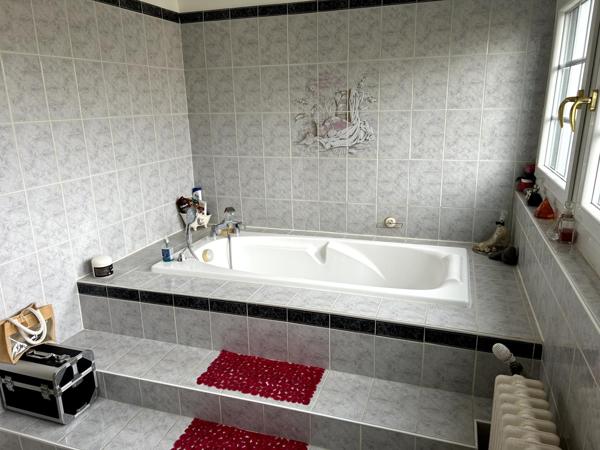 Magnifique maison familiale de caractère de 180M² avec piscine , idéalement située proche des écoles