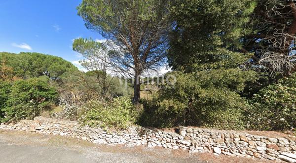 Terrain constructible viabilisé de 740 m2