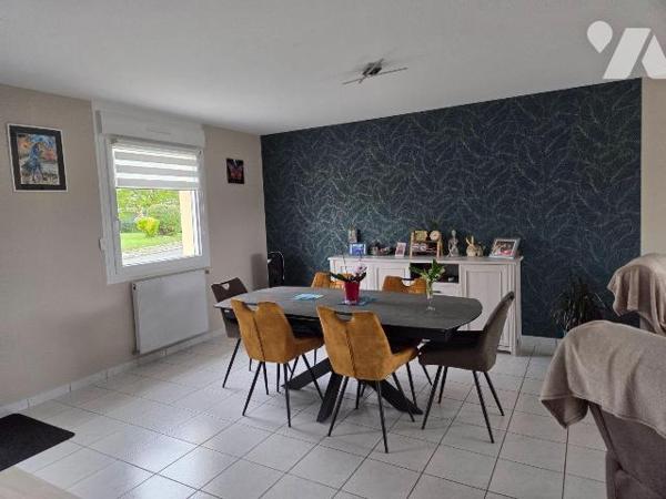 MOULAY, en lotissement pavillon de plain pied de 2 chambres.

Maison d'habitation comprenant:...