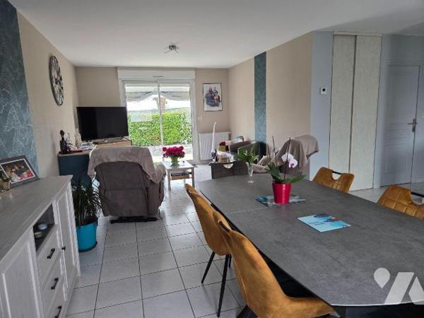 MOULAY, en lotissement pavillon de plain pied de 2 chambres.

Maison d'habitation comprenant:...
