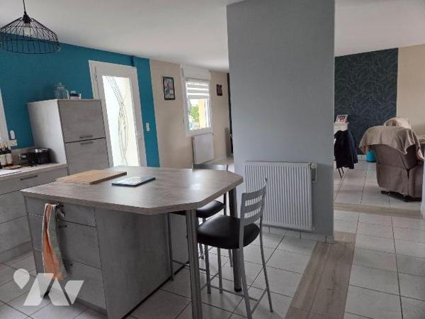 MOULAY, en lotissement pavillon de plain pied de 2 chambres.

Maison d'habitation comprenant:...