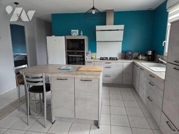MOULAY, en lotissement pavillon de plain pied de 2 chambres.

Maison d'habitation comprenant:...