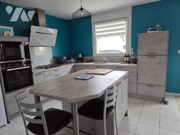 MOULAY, en lotissement pavillon de plain pied de 2 chambres.

Maison d'habitation comprenant:...