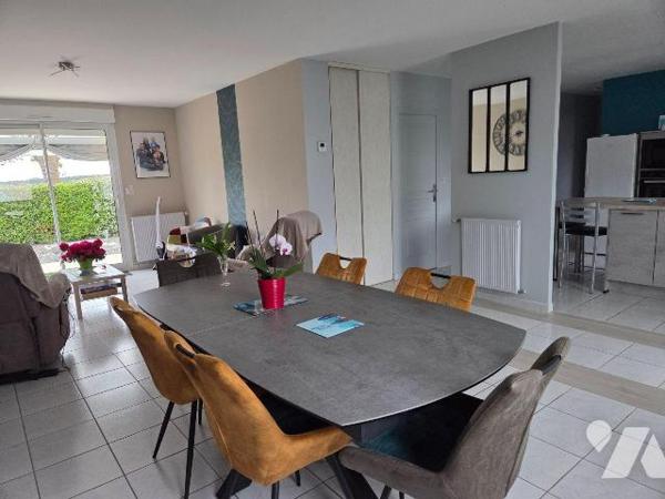 MOULAY, en lotissement pavillon de plain pied de 2 chambres.

Maison d'habitation comprenant:...