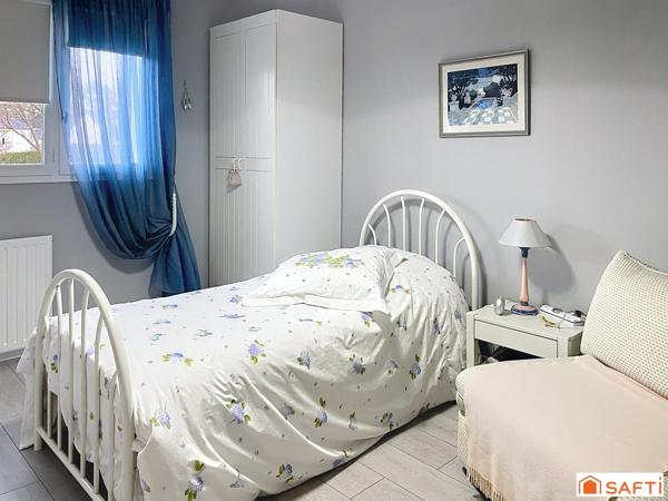 Maison mitoyenne d'un côté de 101 m2 - 3 chambres - terrain 360 m2 - proche centre ville, écoles, RER C à pieds