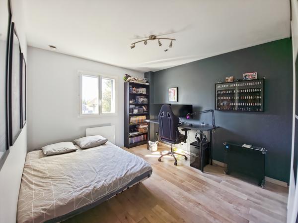 Sainte-Geneviève-des-Bois (91700) Belles prestations. Maison individuelle de 8 pièces / 5 chambres / sous-sol total / terrain sans vis-à-vis de