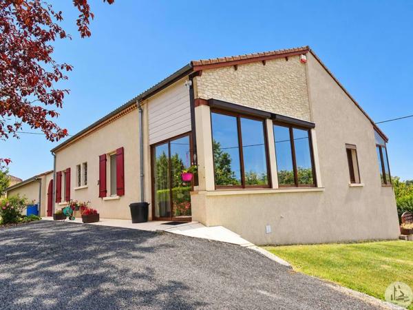 Maison avec piscine, grand hangar, parc et vue