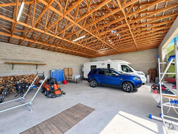 Maison avec piscine, grand hangar, parc et vue
