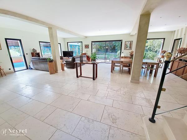 Rare : Maison d'architecte d'exception de 308 m² sur son terrain paysagé de 2546 m²