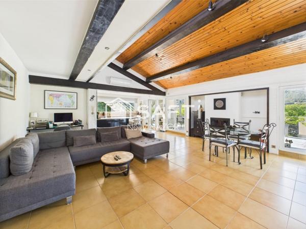 PROPRIETE UNIQUE OU GÎTE AVEC PISCINE VUE IMPRENABLE