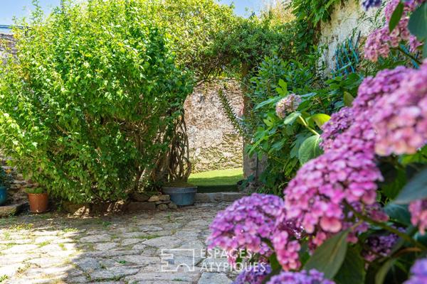 Maison familiale de caractère et son jardin intimiste au coeur du bourg – Grandchamp des Fontaines