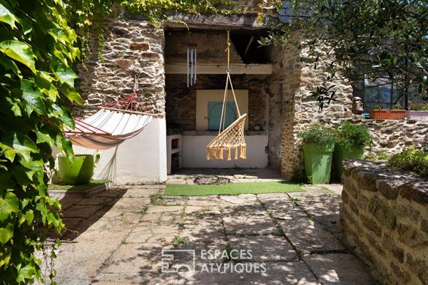 Maison familiale de caractère et son jardin intimiste au coeur du bourg – Grandchamp des Fontaines
