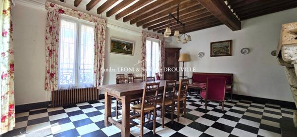 JOUY - CHARMANTE MAISON BOURGEOISE A FORT POTENTIEL DE 140 m², 6 pièces