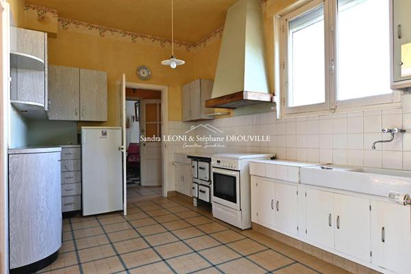 JOUY - CHARMANTE MAISON BOURGEOISE A FORT POTENTIEL DE 140 m², 6 pièces