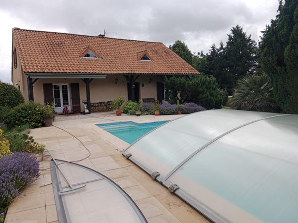 Maison familiale lumineuse avec grand potentiel – secteur calme