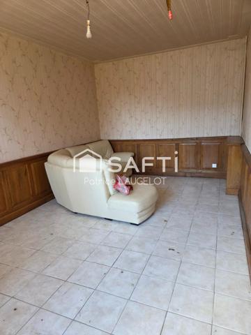 Maison 2 chambres avec garage et beau potentiel