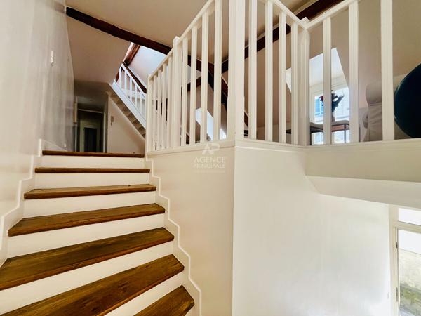 "Versailles Notre Dame" Comme une maison ! Duplex de caractère de 114m² au calme absolu, 1 Rue de la Paroisse ! Loyer 2 650 €/mois charges comprises **  - Référence  27695