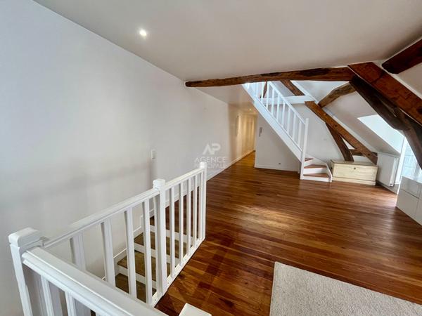 "Versailles Notre Dame" Comme une maison ! Duplex de caractère de 114m² au calme absolu, 1 Rue de la Paroisse ! Loyer 2 650 €/mois charges comprises **  - Référence  27695