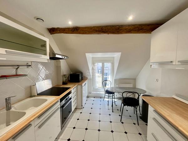 "Versailles Notre Dame" Comme une maison ! Duplex de caractère de 114m² au calme absolu, 1 Rue de la Paroisse ! Loyer 2 650 €/mois charges comprises **  - Référence  27695