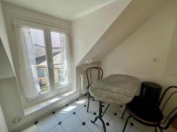 "Versailles Notre Dame" Comme une maison ! Duplex de caractère de 114m² au calme absolu, 1 Rue de la Paroisse ! Loyer 2 650 €/mois charges comprises **  - Référence  27695