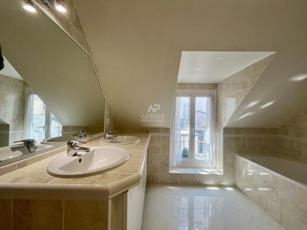 "Versailles Notre Dame" Comme une maison ! Duplex de caractère de 114m² au calme absolu, 1 Rue de la Paroisse ! Loyer 2 650 €/mois charges comprises **  - Référence  27695