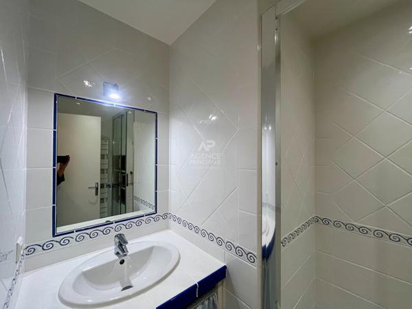 "Versailles Notre Dame" Comme une maison ! Duplex de caractère de 114m² au calme absolu, 1 Rue de la Paroisse ! Loyer 2 650 €/mois charges comprises **  - Référence  27695