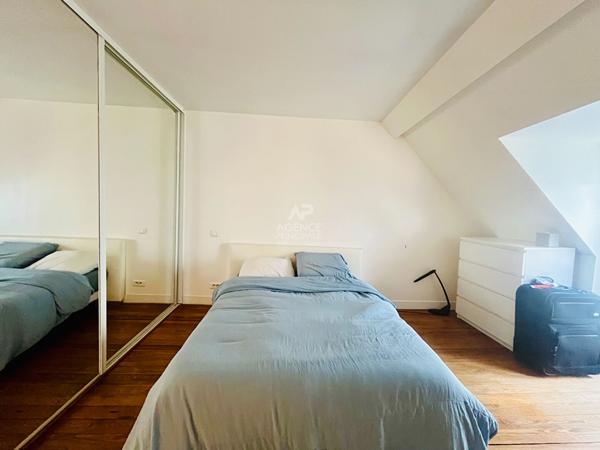 "Versailles Notre Dame" Comme une maison ! Duplex de caractère de 114m² au calme absolu, 1 Rue de la Paroisse ! Loyer 2 650 €/mois charges comprises **  - Référence  27695