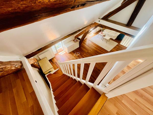 "Versailles Notre Dame" Comme une maison ! Duplex de caractère de 114m² au calme absolu, 1 Rue de la Paroisse ! Loyer 2 650 €/mois charges comprises **  - Référence  27695