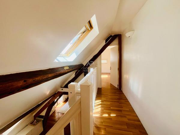 "Versailles Notre Dame" Comme une maison ! Duplex de caractère de 114m² au calme absolu, 1 Rue de la Paroisse ! Loyer 2 650 €/mois charges comprises **  - Référence  27695