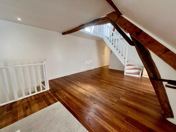 "Versailles Notre Dame" Comme une maison ! Duplex de caractère de 114m² au calme absolu, 1 Rue de la Paroisse ! Loyer 2 650 €/mois charges comprises **  - Référence  27695