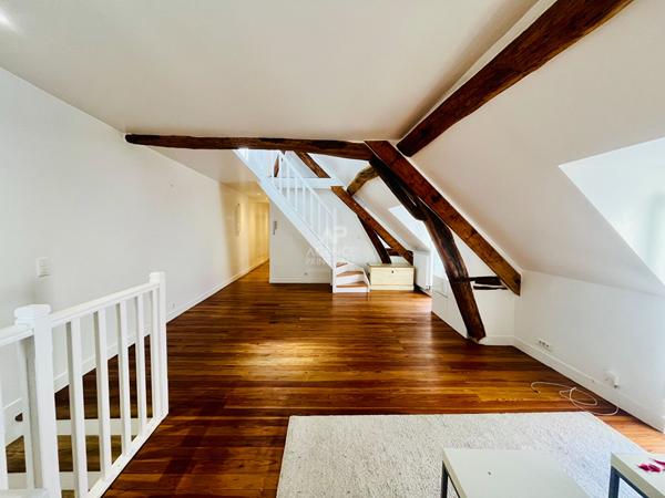 "Versailles Notre Dame" Comme une maison ! Duplex de caractère de 114m² au calme absolu, 1 Rue de la Paroisse ! Loyer 2 650 €/mois charges comprises **  - Référence  27695