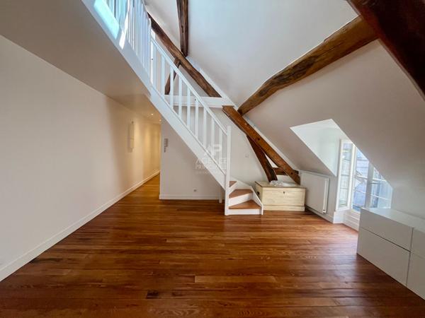 "Versailles Notre Dame" Comme une maison ! Duplex de caractère de 114m² au calme absolu, 1 Rue de la Paroisse ! Loyer 2 650 €/mois charges comprises **  - Référence  27695
