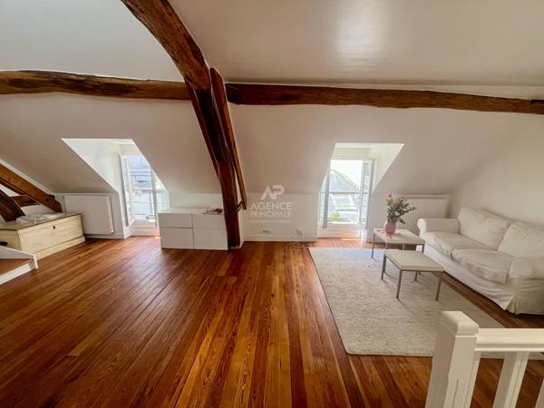 "Versailles Notre Dame" Comme une maison ! Duplex de caractère de 114m² au calme absolu, 1 Rue de la Paroisse ! Loyer 2 650 €/mois charges comprises **  - Référence  27695