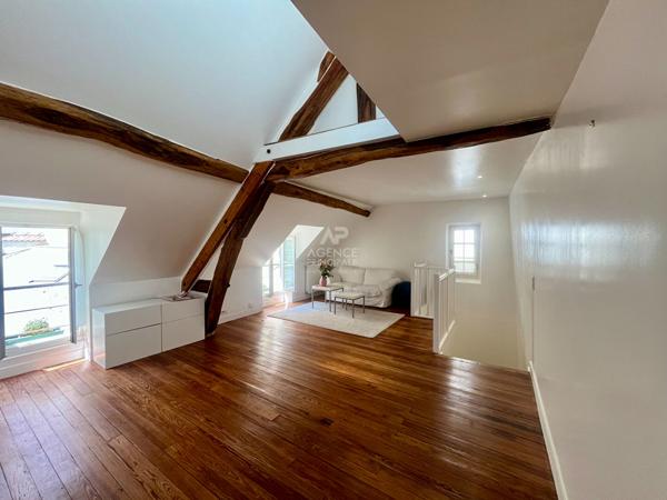 "Versailles Notre Dame" Comme une maison ! Duplex de caractère de 114m² au calme absolu, 1 Rue de la Paroisse ! Loyer 2 650 €/mois charges comprises **  - Référence  27695