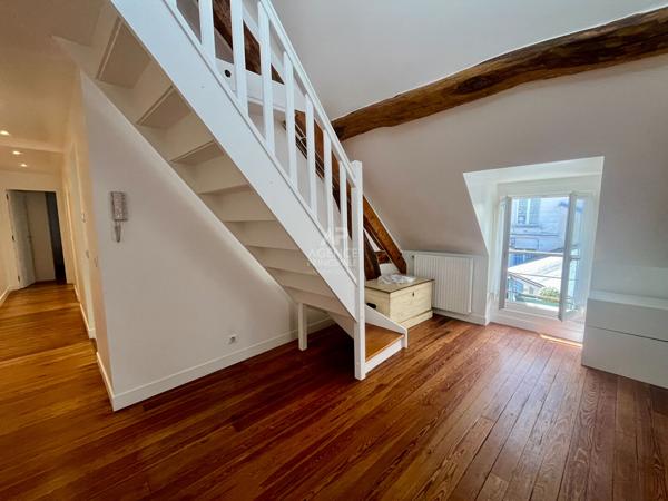 "Versailles Notre Dame" Comme une maison ! Duplex de caractère de 114m² au calme absolu, 1 Rue de la Paroisse ! Loyer 2 650 €/mois charges comprises **  - Référence  27695
