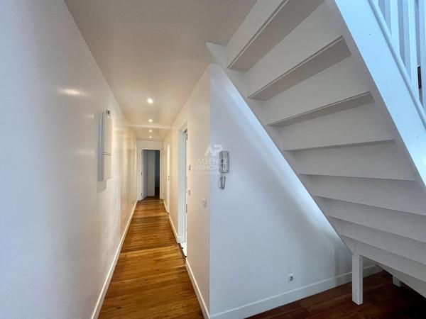 "Versailles Notre Dame" Comme une maison ! Duplex de caractère de 114m² au calme absolu, 1 Rue de la Paroisse ! Loyer 2 650 €/mois charges comprises **  - Référence  27695