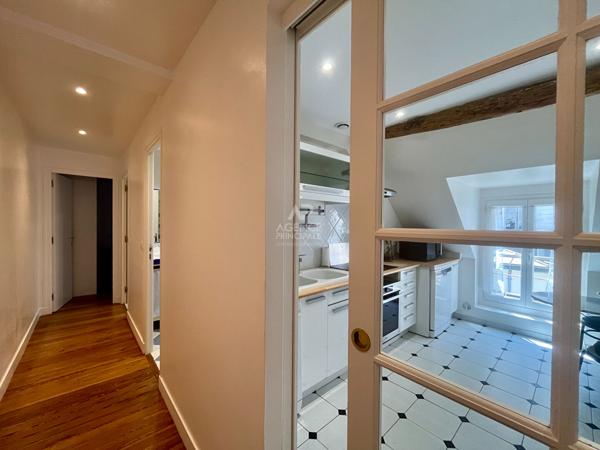 "Versailles Notre Dame" Comme une maison ! Duplex de caractère de 114m² au calme absolu, 1 Rue de la Paroisse ! Loyer 2 650 €/mois charges comprises **  - Référence  27695