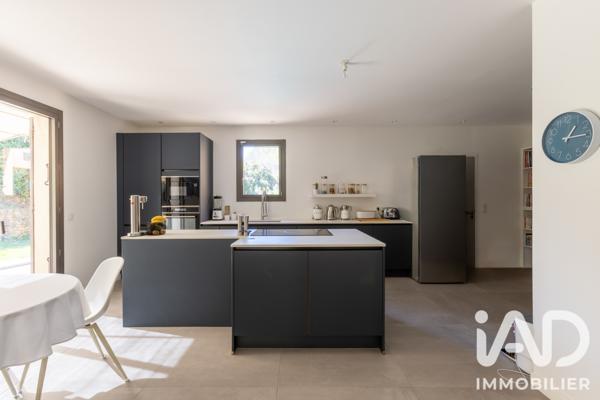 Maison à vendre 6 pièces 205 m² Aix-en-Provence