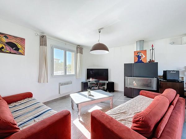 Villa Livron Sur Drome 4 chambres et Piscine, jardin , panneaux photovoltaïques.