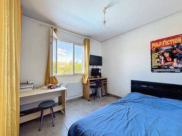 Villa Livron Sur Drome 4 chambres et Piscine, jardin , panneaux photovoltaïques.